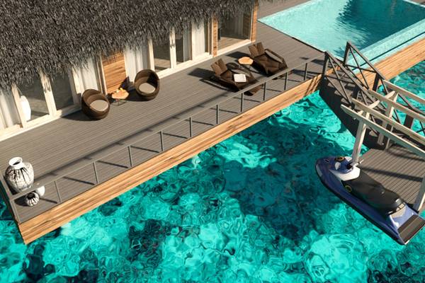 Wasservilla im Hotel You & Me Maldives mit Pool und Steg.