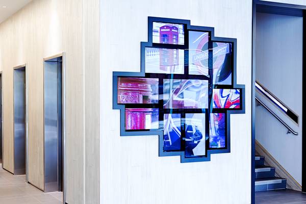 Wand mit London Bildern im Novotel London Blackfriars Hotel