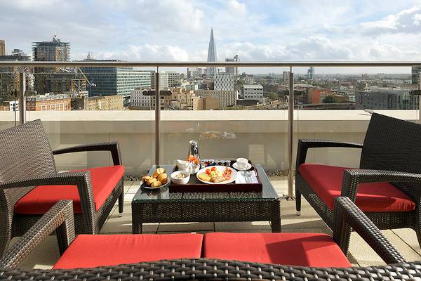Frühstücksbuffet auf der Balkonterrasse des Novotel London Blackfriars mit Blick auf die Skyline.