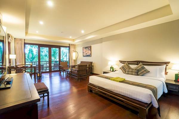 Hotelzimmer im Khao Lak Laguna Resort mit großem Bett und Balkonzugang