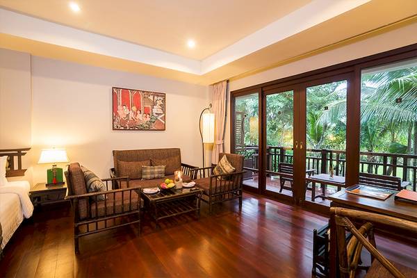 Innenansicht einer Suite im Khao Lak Laguna Resort mit Möbeln und Balkon