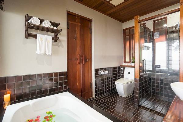 Badezimmer im Khao Lak Laguna Resort mit Badewanne, Dusche und Toilette.