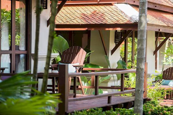 Terrasse des Khao Lak Laguna Resorts mit Holzmöbeln und tropischer Umgebung