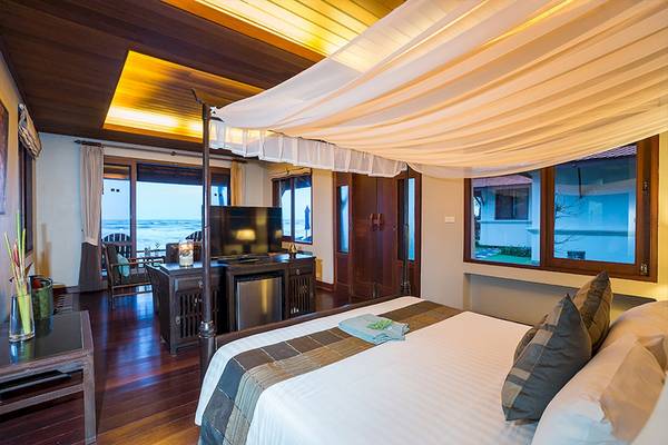 Schlafzimmer mit Bett, Fernseher und Meerblick im Khao Lak Laguna Resort