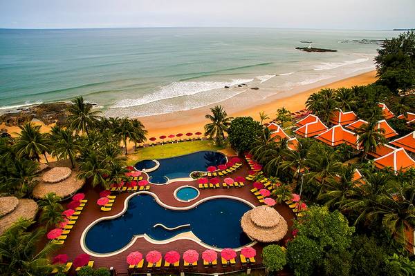 Luftaufnahme des Khao Lak Laguna Resorts mit Swimmingpool, Sonnenliegen und Palmen am Strand