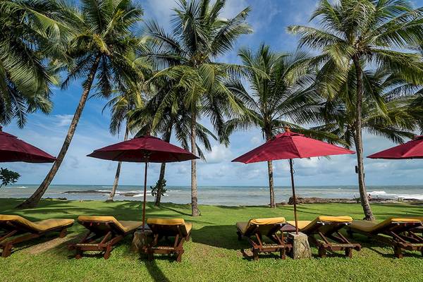 Strand-Lounge-Sessel unter Palmen im Khao Lak Laguna Resort