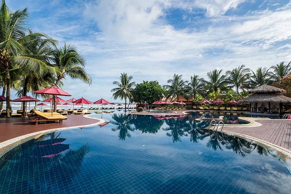 Außenpool des Khao Lak Laguna Resorts mit Sonnenliegen und roten Sonnenschirmen