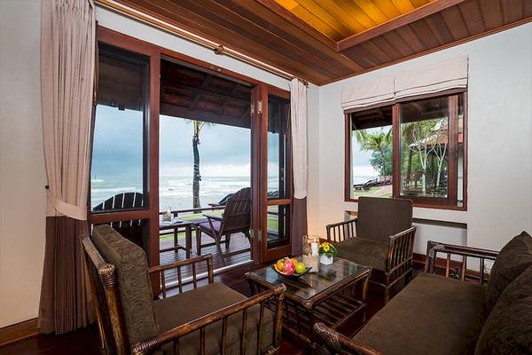 Wohnzimmer mit Meerblick im Khao Lak Laguna Resort mit großen Fenstern und Balkon.