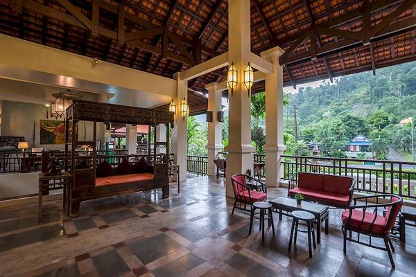 Loungebereich des Khao Lak Laguna Resorts mit Möbeln und Aussicht auf die Berge