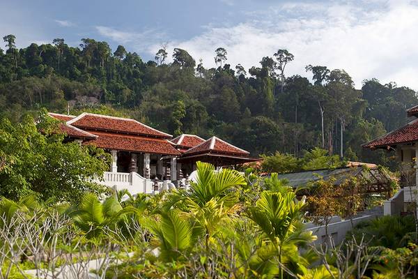 Außenansicht des Khao Lak Laguna Resorts mit tropischen Bäumen und Gebäuden.