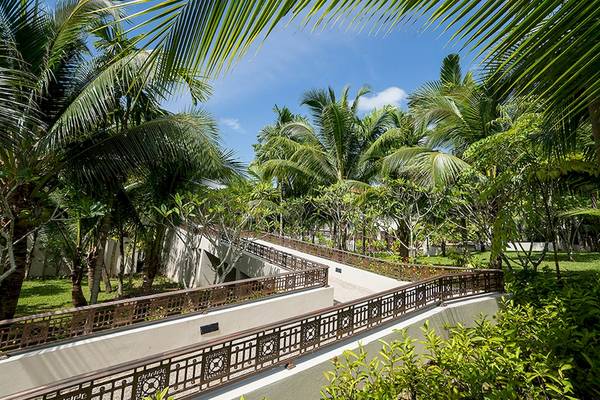 Khao Lak Laguna Resort tropischer Garten mit Flanke und Palmen