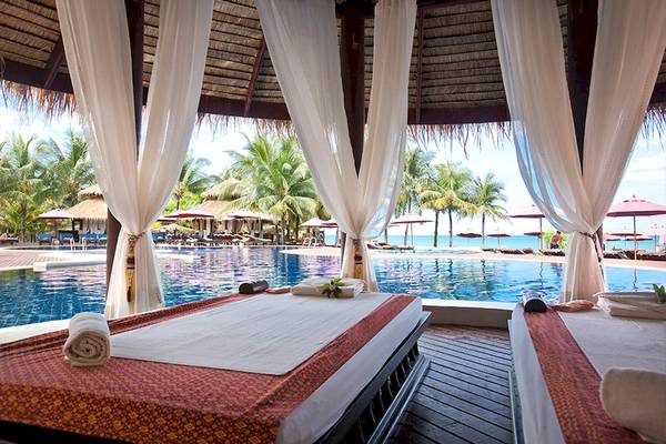 Spa-Bereich im Khao Lak Laguna Resort mit Blick auf den Pool und die Strandlandschaft.