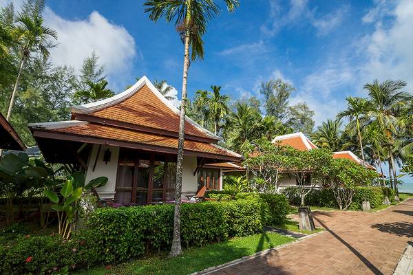 Villa des Khao Lak Laguna Resorts umgeben von Palmen und Büschen