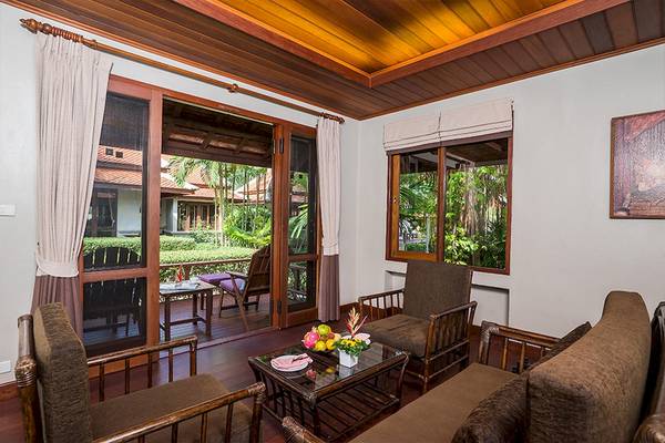 Wohnzimmer im Khao Lak Laguna Resort mit Blick auf eine Terrasse und Garten