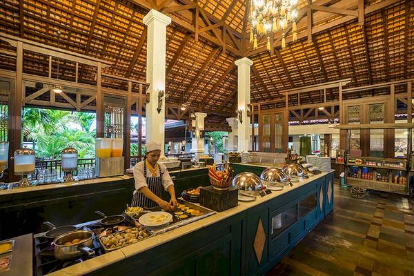 Buffet-Tisch im Khao Lak Laguna Resort Hotel mit vorbereitetem Essen.