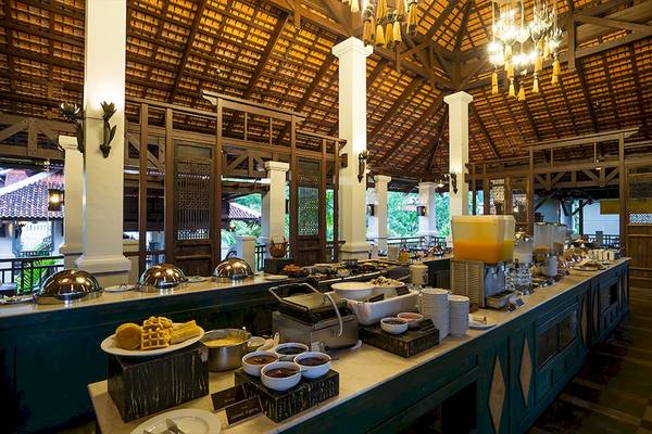 Frühstücksbuffet im Khao Lak Laguna Resort mit verschiedenen Gerichten und Getränken.