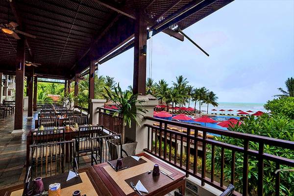 Außenbereich des Khao Lak Laguna Resorts mit Blick auf den Pool und das Meer.
