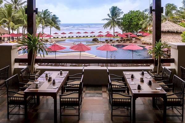 Restaurant mit Blick auf den Pool und das Meer im Khao Lak Laguna Resort.