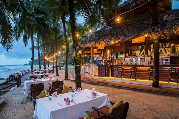 Außenbereich des Khao Lak Laguna Resorts mit abendlicher Beleuchtung und Blick auf das Meer.