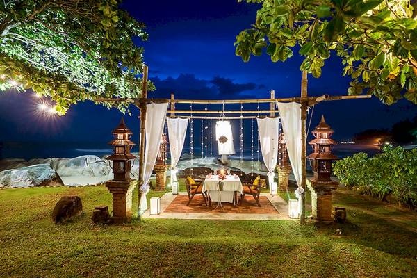Romantisches Dinner-Setup unter dem Himmel im Khao Lak Laguna Resort.