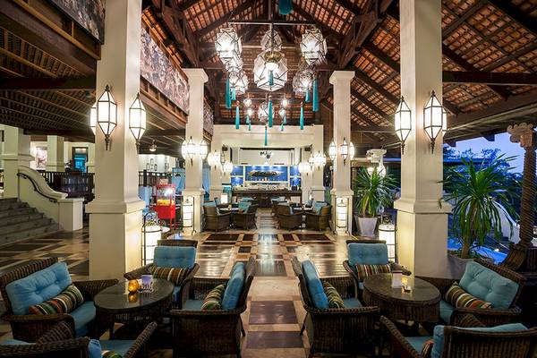 Innenbereich des Khao Lak Laguna Resorts mit Loungestühlen, Tischen und dekorativen Lampen.