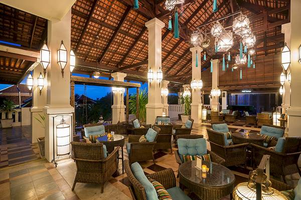 Loungebereich des Khao Lak Laguna Resorts mit blauen Kissen und Hängelampen.