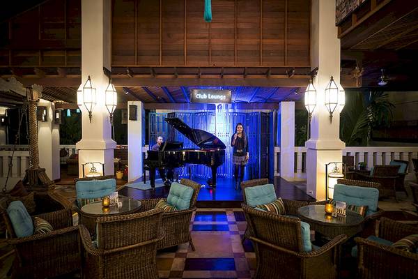 Club Lounge im Khao Lak Laguna Resort mit Pianist und Sängerin