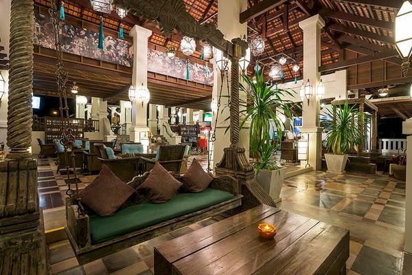 Innenansicht des Hotel-Lobbys vom Khao Lak Laguna Resort mit Hängesesseln, Tischen und Pflanzen.