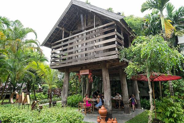 Gäste essen im Holzhausgarten des Khao Lak Laguna Resorts