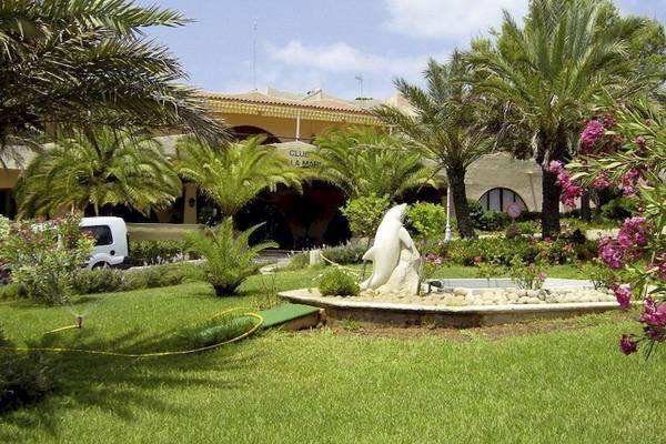 Foto des Vorgartens des Marble Stella Maris Ibiza Hotels mit einer weißen Statue und einem geparkten Auto.