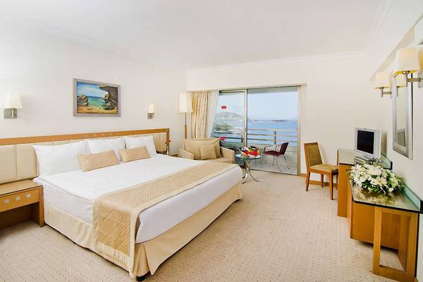 Luxus Zimmer mit Meerblick im KoruMar Hotel De Luxe, mit großem Bett, Balkon und Meersicht.