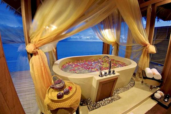 Außenwhirlpool im Anantara Dhigu Maldives Resort mit Blick auf den Ozean