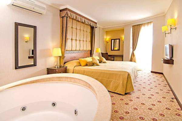Luxus Hotel Schlafzimmer mit Badewanne im KoruMar Hotel De Luxe