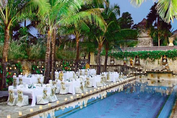 Poolside-Dinner im Novotel Bali Benoa mit gedeckten Tischen und Palmen