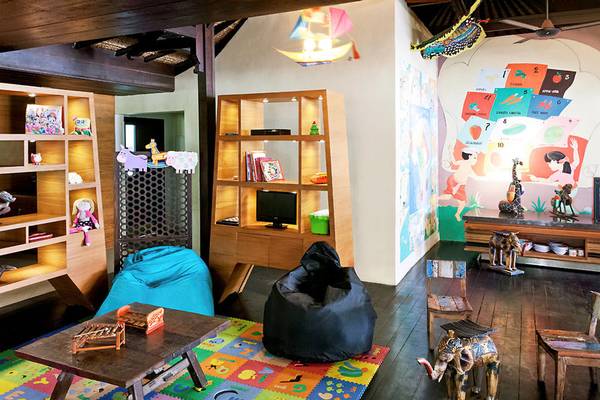 Novotel Bali Benoa Kinderzimmer mit bunter Wand, Spielzeug und Möbeln.