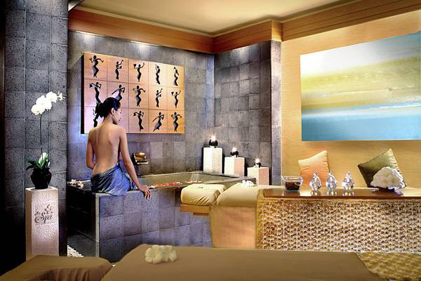 Spa-Bereich im Novotel Bali Benoa mit Badewanne, Dekoration und Kunstwerken.
