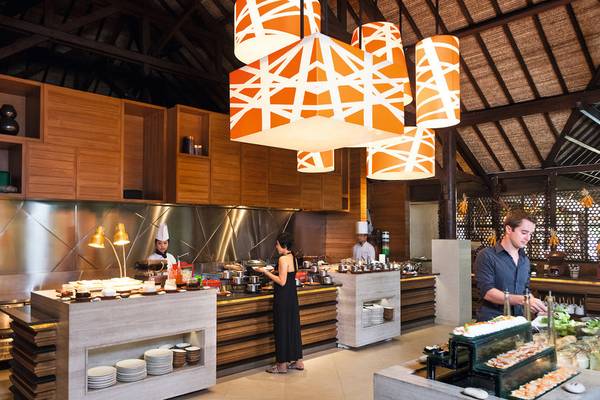 Buffetbereich im Restaurant des Novotel Bali Benoa mit Gästen und Angestellten