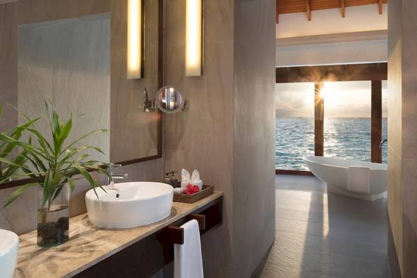 Badezimmer des Anantara Dhigu Maldives Resorts mit Blick auf den Ozean