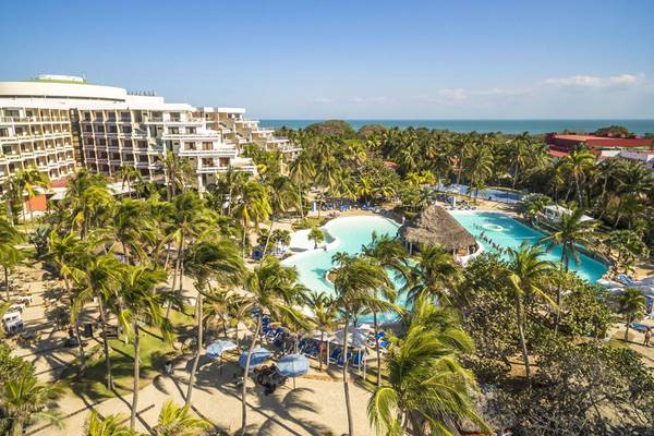 Luftaufnahme des Melia Varadero Hotels mit Pool und Meer im Hintergrund