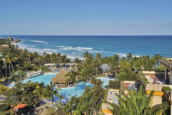 Luftaufnahme des Melia Varadero Hotels mit Poolbereich und Blick auf das Meer