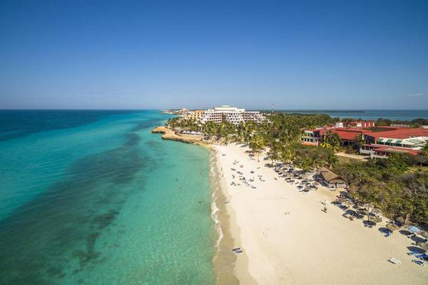 Luftaufnahme des Melia Varadero Hotels mit Blick auf den Strand und das Meer