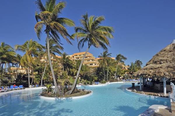 Außenpool des Melia Varadero Hotels mit Palmen und Sonnenliegen.