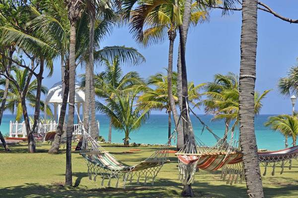 Strand des Melia Varadero Hotels mit Palmen und Hängematten vor dem Ozean