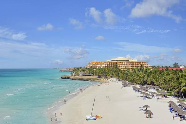 Luftaufnahme des Melia Varadero Hotels am Strand mit türkisfarbenem Wasser und vielen Gästen.