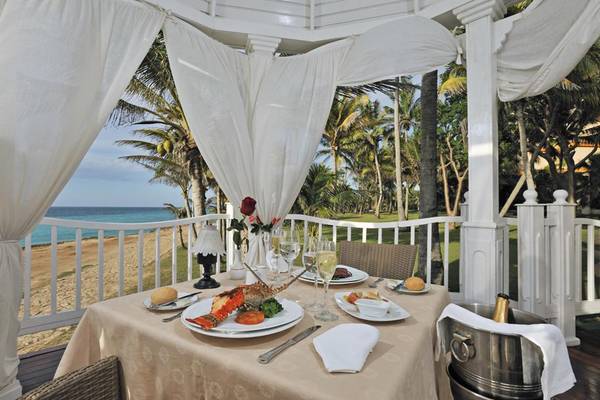 Bestuhlter Tisch am Strand des Melia Varadero mit Speisen und Getränken.