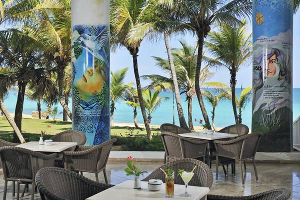 Außenterrasse des Melia Varadero Hotels mit Blick auf das Meer und Palmen