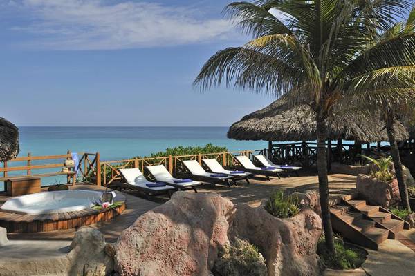 Terrasse des Melia Varadero Hotels mit Whirlpool und Liegen am Meer