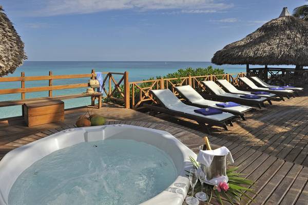 Hotelterrasse mit Whirlpool am Strand des Melia Varadero