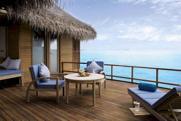 Terrasse im Anantara Dhigu Maldives Resort mit Blick auf das Meer