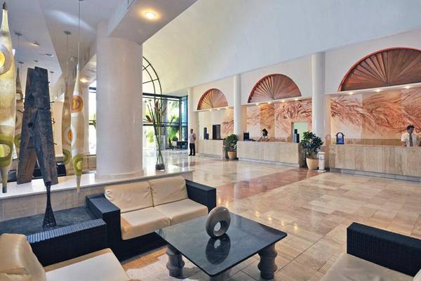 Empfangsbereich des Melia Varadero Hotels mit Rezeption und Sitzmöbeln.